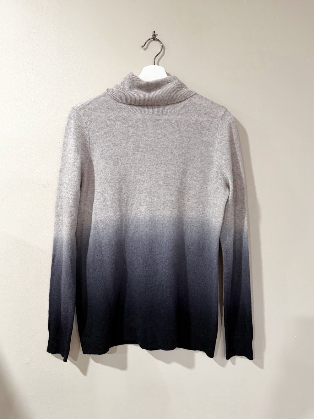 C by Bloomingdales Womens L Cashmere Ombre Turtleneck Sweater Gray Black Luxury - Picture 2 of 7